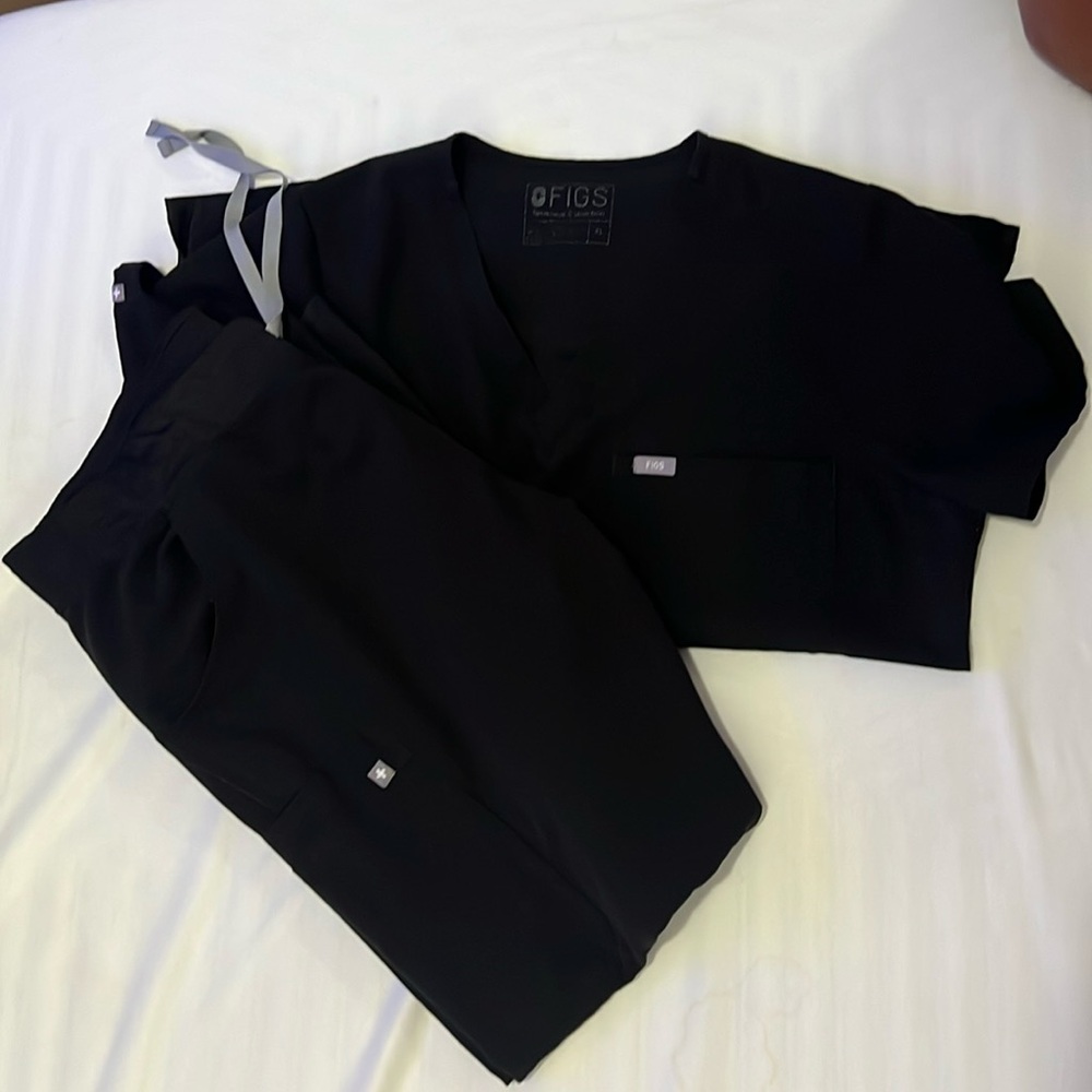 Figs scrubs size XL set, good condition!!